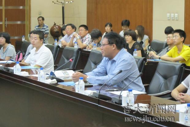 新生家长对学校的周到服务表示感谢，并提出了意见和建议